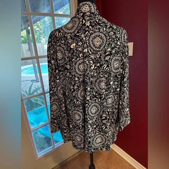 Elegant Black and White Blouse with Layered Design - Picture 10 of 11